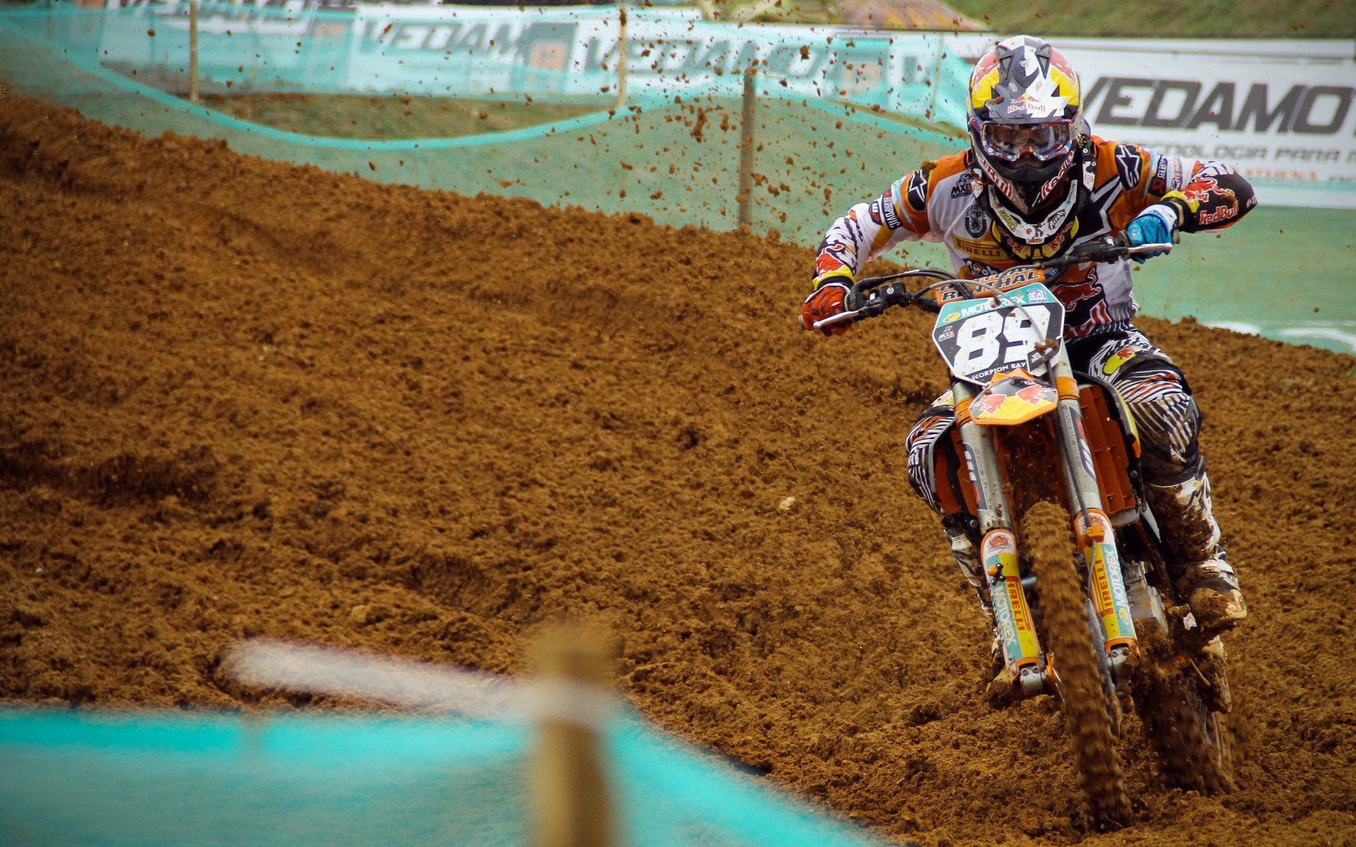 巴黎力克玻利维亚，当F1引擎在街道上点燃地缘寓言