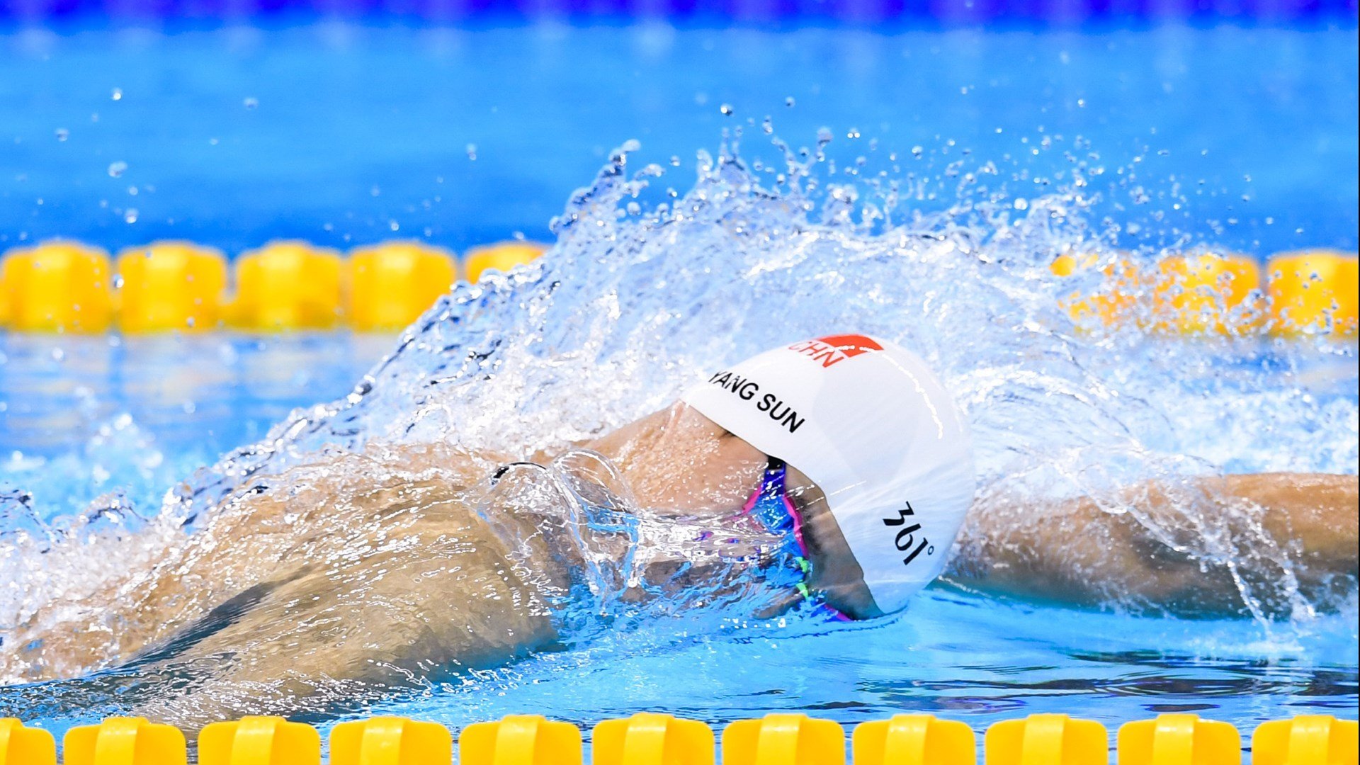 德甲争冠战之夜，西亚卡姆关键进球定乾坤，当篮球巨星降临绿茵场