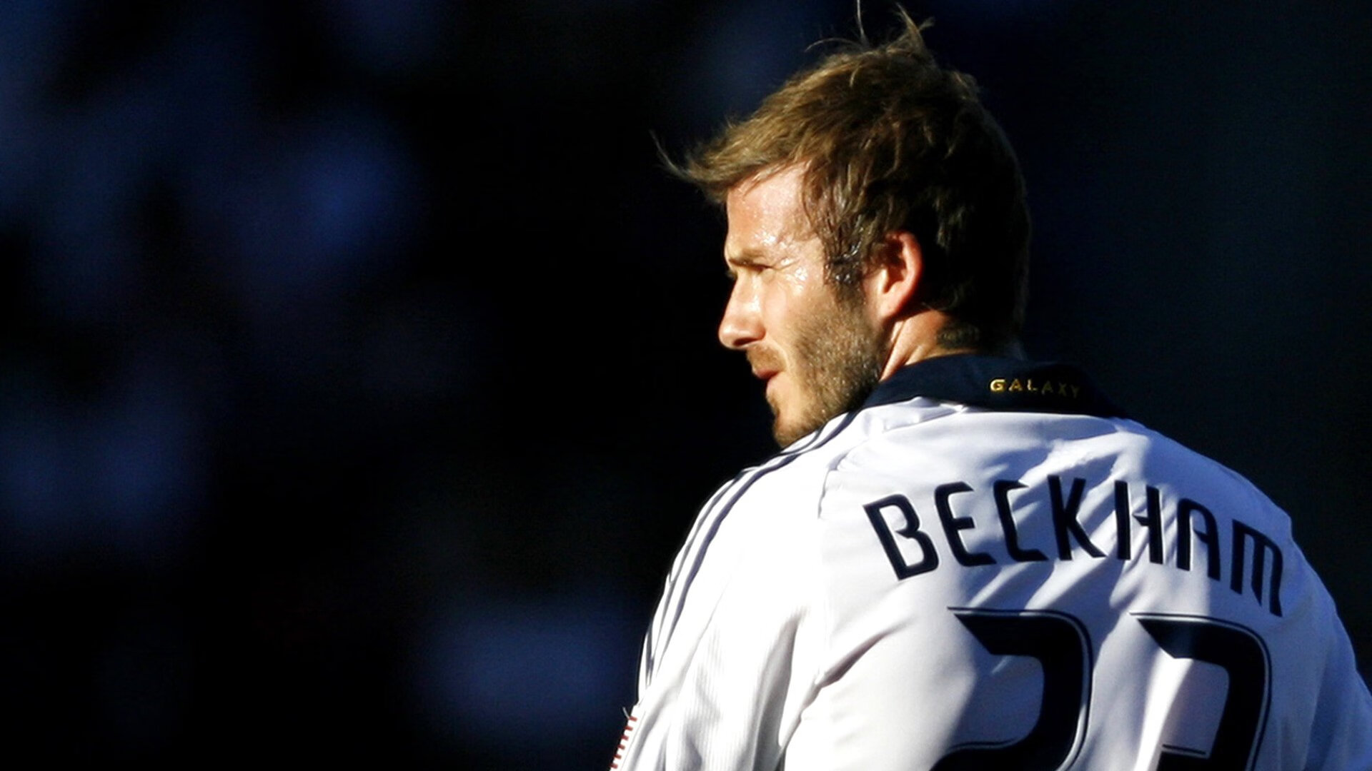 F1年度争冠焦点战，开拓者绝杀广东队，当赛道轰鸣撞碎篮筐寂静